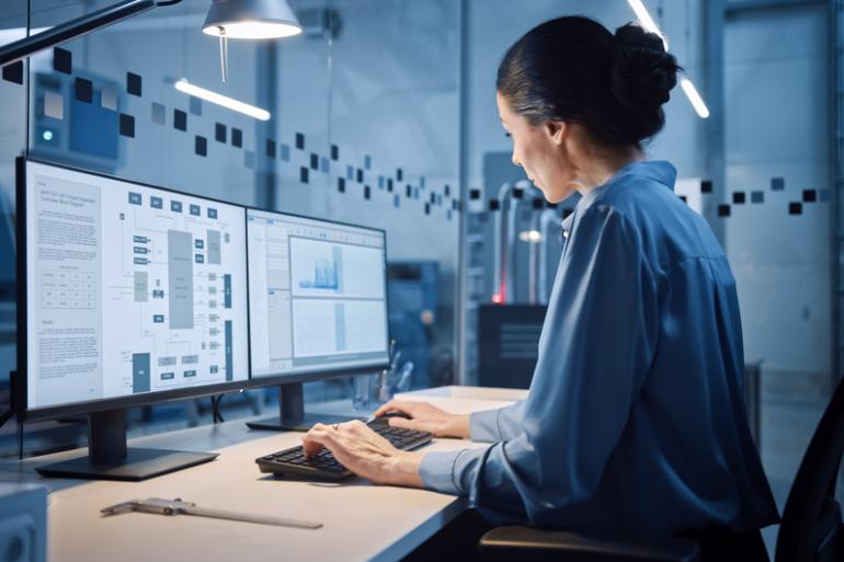 Mujer trabajando frente a un computador